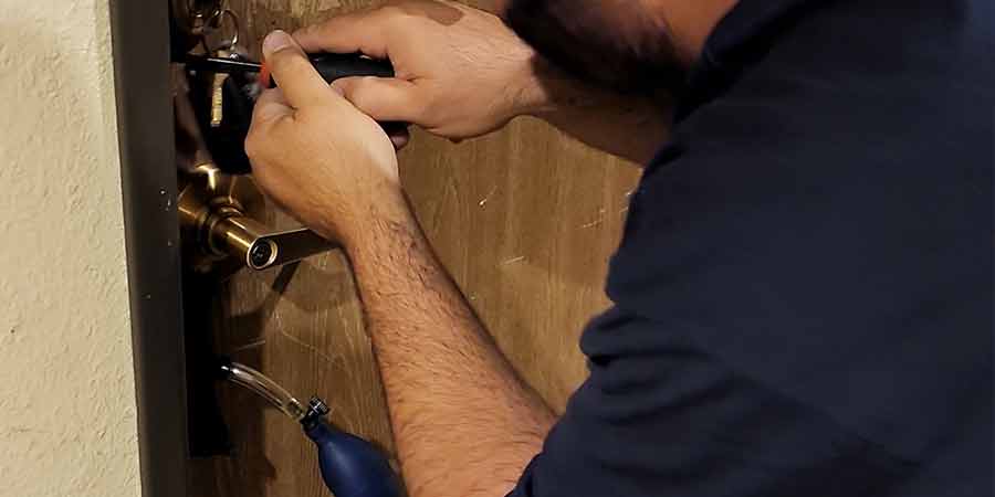 commercial door lock and key services airoprt